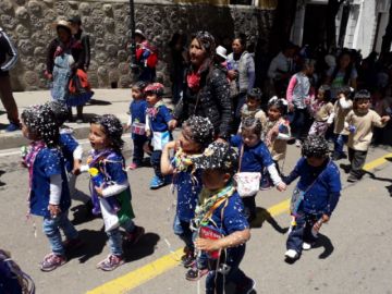 Los estudiantes de kínder derrochan alegría.