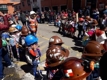 Los estudiantes de kínder derrochan alegría.