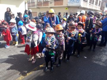 Los estudiantes de kínder derrochan alegría.
