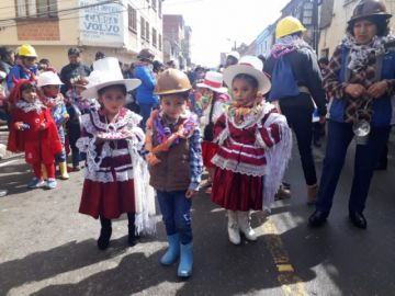 Los estudiantes de kínder derrochan alegría.