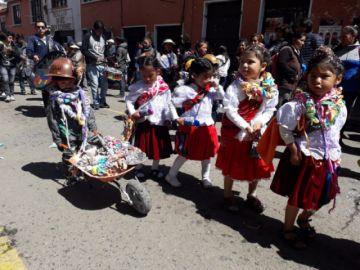 Los estudiantes de kínder derrochan alegría.