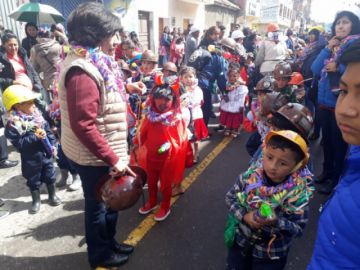 Los estudiantes de kínder derrochan alegría.