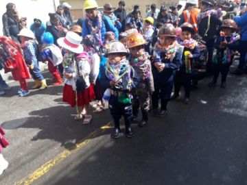 Los estudiantes de kínder derrochan alegría.