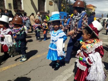 Los estudiantes de kínder derrochan alegría.