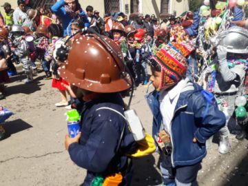 Los estudiantes de kínder derrochan alegría.