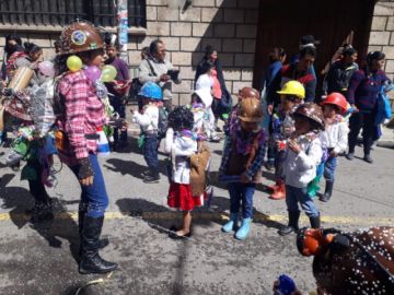 Los estudiantes de kínder derrochan alegría.