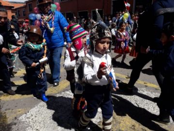 Los estudiantes de kínder derrochan alegría.