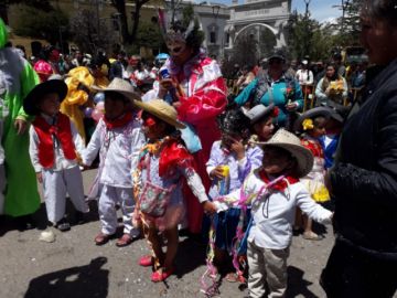Los estudiantes de kínder derrochan alegría.