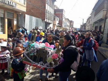 Los estudiantes de kínder derrochan alegría.