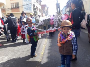 Los estudiantes de kínder derrochan alegría.