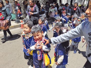 Los niños se divirtieron jugando con espuma.