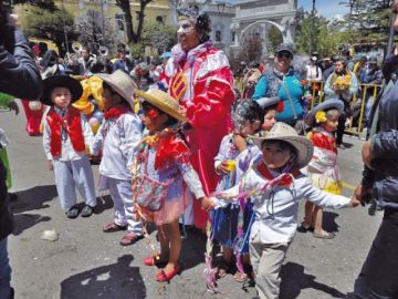Los trajes típicos nacionales estaban en una de las comparsas.