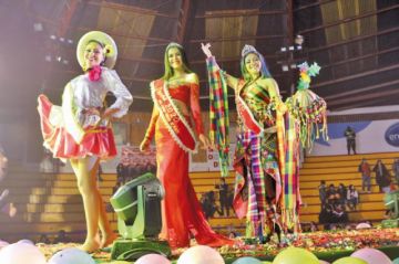 De izquierda a derecha: Paola Espinoza (ñusta), Natalia Argandoña (princesa) y Ñusta Fajardo (reina).