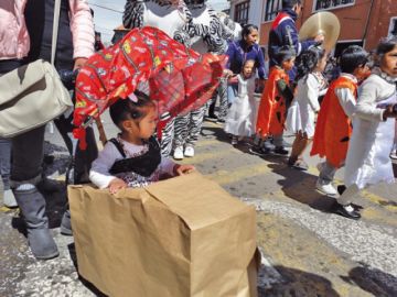 Niñas y niños derrocharon alegría en su corso infantil