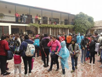 Los papás y mamás acompañaron a los estudiantes.