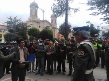El gobernador entrega una Resolución Departamental que reconoce el trabajo de Williams Villa.