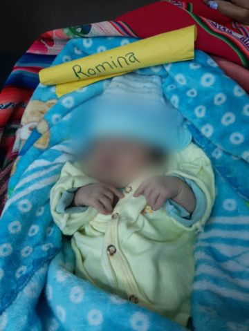 Abandonan a niña de 12 días de nacida en una puerta