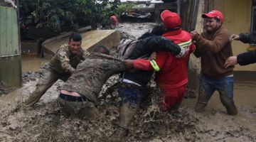 Producto de las intensas lluvias el río Taquiña volvió a desbordarse, lo que generó lodo y una mazamorra.