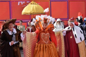Personas disfrazadas asisten a la celebración del tradicional "Vuelo del Ángel".