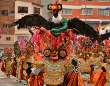 Un adorno con forma de cóndor es visto en una máscara de diablo en el Carnaval de Oruro.