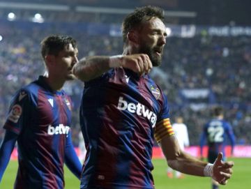 El centrocampista del Levante, José Luis Morales (d), celebra su gol.