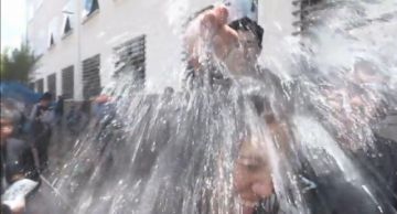 El juego con agua fue entre grandes y chicos.