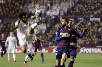 El jugador de Real, Marcelo, controla el balón. 