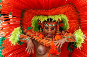 Integrantesde la escuela de samba del Grupo Especial X-9 Paulistana.