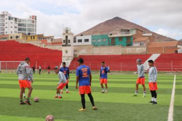 Los jugadores de la banda roja durante su entrenamiento.