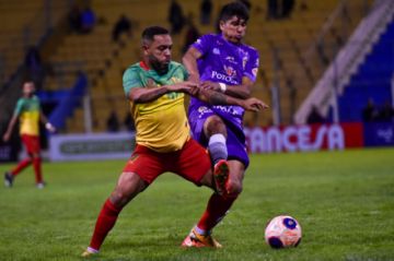 Thiago dos Santos (i) y Rodrigo Borda pelean por el esférico. 