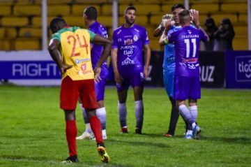 Los jugadores de Real festejan la victoria al final del encuentro.