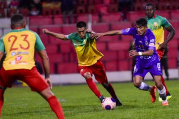 Aldo Gallardo (d)  trata de pasar la marca de sus rivales. 