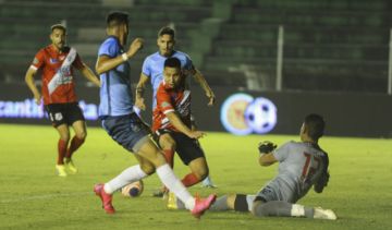 El arquero Jimmy Roca conjura un ataque de los locales.