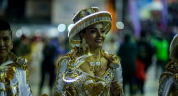 bailarina de "Llamerada" del Jisk'a Anata de La Paz.