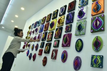 El artista cubano Fabelo Hung posa delante de su obra "Espiral".