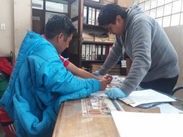 Una anciana recibe atención médica tras ser atropellada