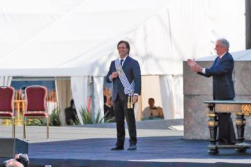 Luis Lacalle Pou recibió el mando del presidente saliente de Uruguay, Tabaré Vázquez.