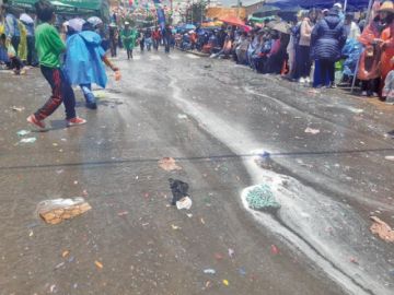 El agua corriendo por la avenida Murillo.