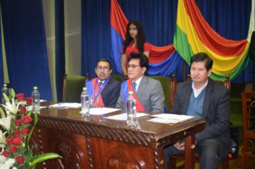 El rector Roberto Bohórquez, el vicerrector, Víctor Hugo Villegas y el dirigente de la FUD. Eddy Pozzo en el acto.