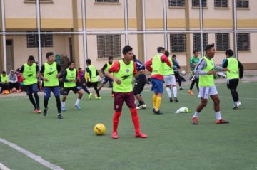 Los jugadores de la selección potosina de varones trabajan en la parte física.