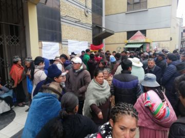Se movilizan con bloqueo del edificio.