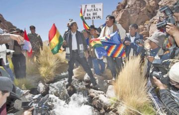El expresidente Evo Morales en el manantial.