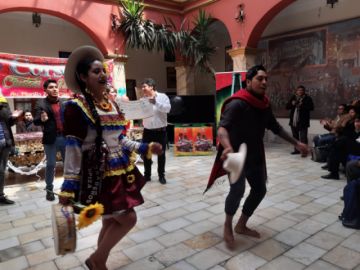 Demuestran danzas en el acto de premiación.