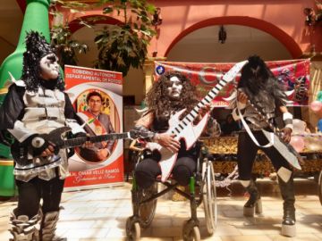 Demuestran danzas en el acto de premiación.