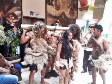 Demuestran danzas en el acto de premiación.