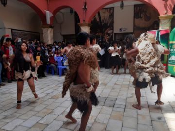 Demuestran danzas en el acto de premiación.