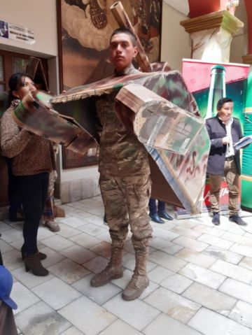 Demuestran danzas en el acto de premiación.