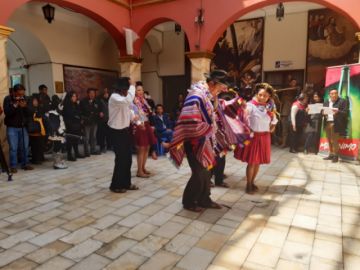Demuestran danzas en el acto de premiación.