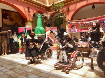 Demuestran danzas en el acto de premiación.