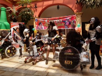 Demuestran danzas en el acto de premiación.